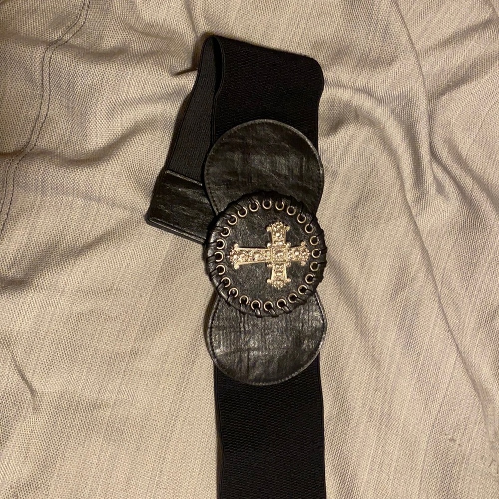Adjustable stretchy belt ! Great for dresses!